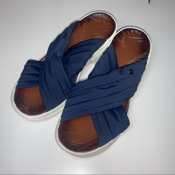 Bzees Knockout Sandals Women’s Size 9 US Navy White Comfort Gel Platform Slip-On - Picture 2 of 8